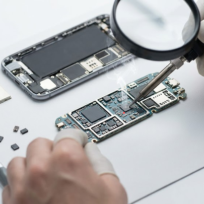 Placa de circuito interna e microcomponentes eletrônicos de um smartphone
